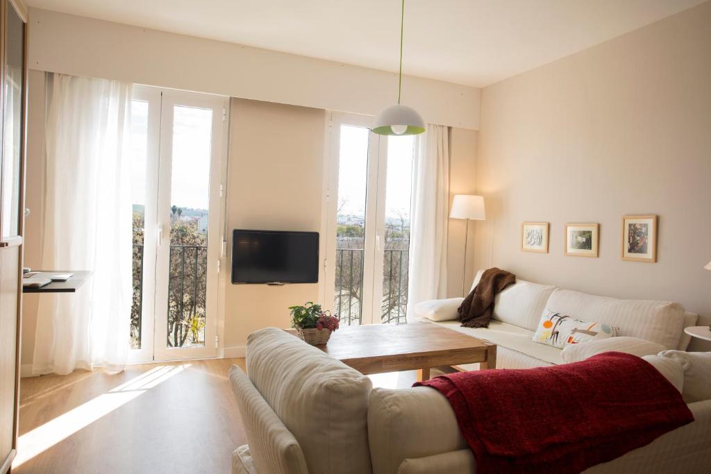 科尔多瓦河上公寓的客厅配有沙发和桌子
