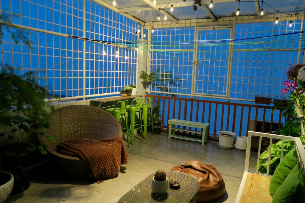 Les Fleurs Bangkok Hostel的休息区