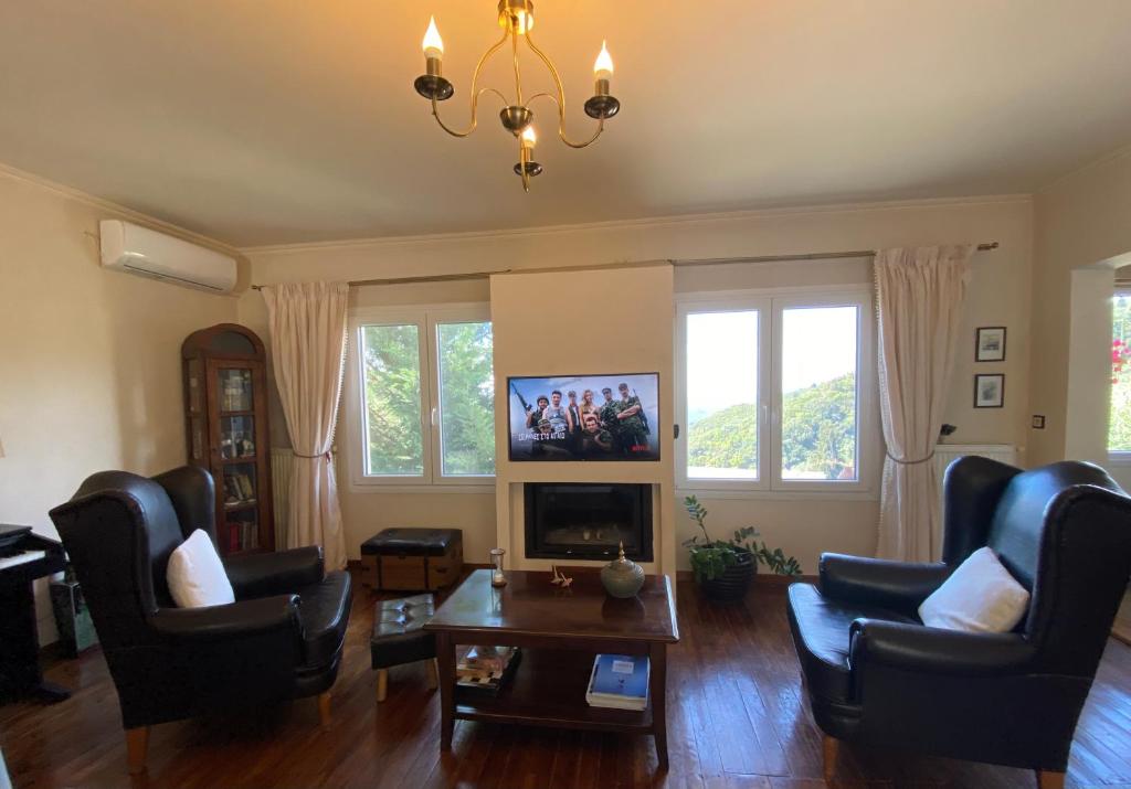 Lorantina Luxury Sea View Holiday House close to Barbati &amp; Ipsos Beach with Starlink WiFi的电视和&#47;或娱乐中心