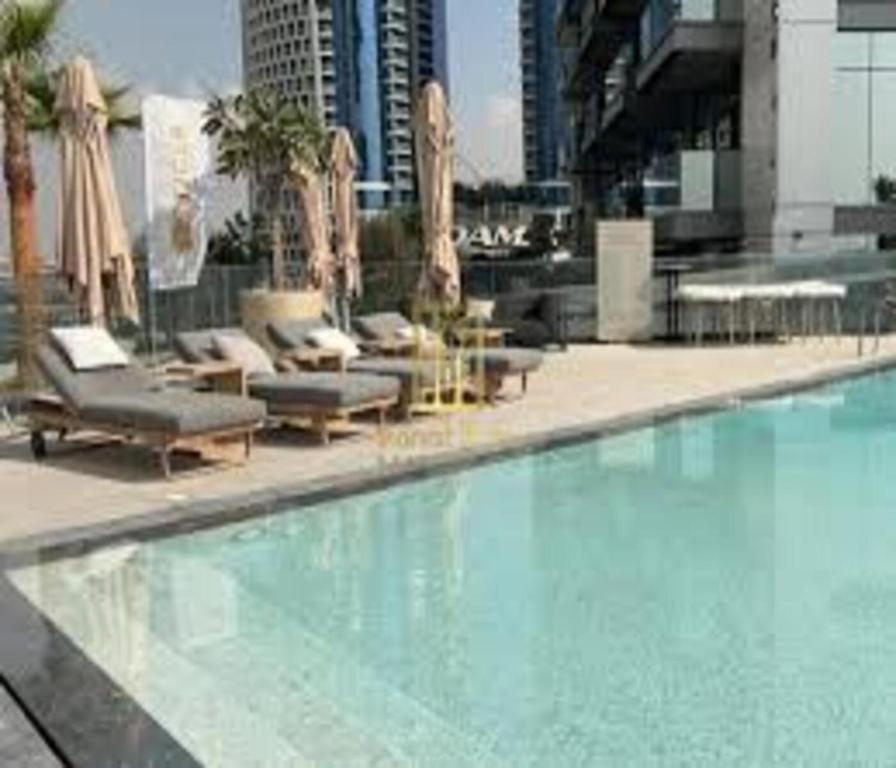 CaiCai Homes 1 BHK Nobles Tower Business Bay 5 min Drive to Dubai Mall内部或周边的泳池