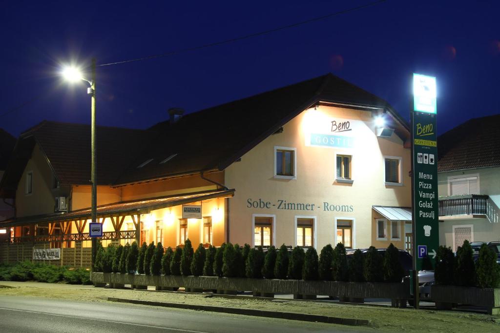 Starše贝诺宾馆的前面有路标的白色建筑