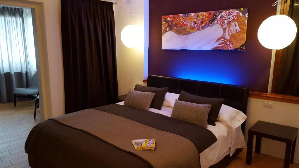 加尔达卡萨女士酒店的一间卧室设有一张蓝色墙壁的大床