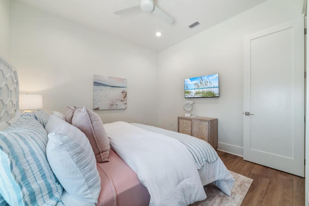 The Hangout House Relaxed 4BR Luxury, 3 King Suites, Walk to Beach, Pet Friendly客房内的一张或多张床位