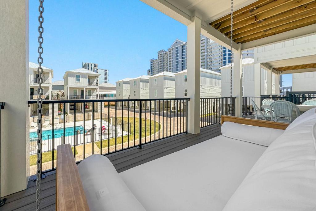The Hangout House Relaxed 4BR Luxury, 3 King Suites, Walk to Beach, Pet Friendly的阳台或露台