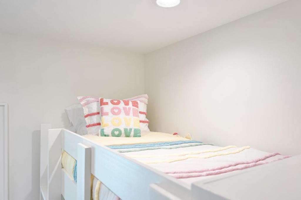 The Hangout House Relaxed 4BR Luxury, 3 King Suites, Walk to Beach, Pet Friendly客房内的一张或多张床位