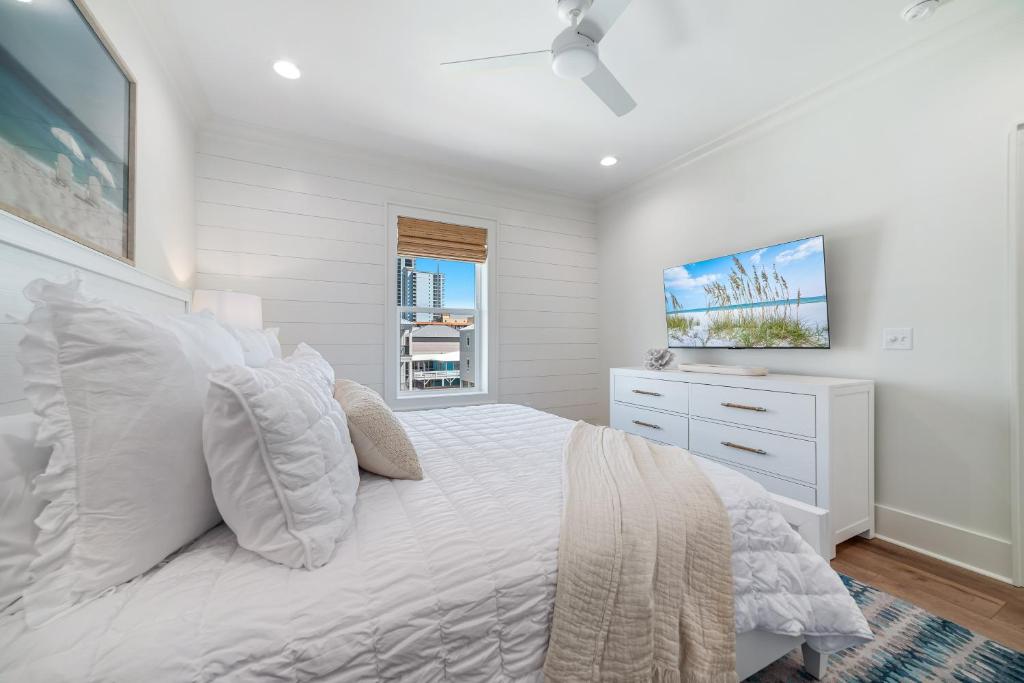 The Hangout House Relaxed 4BR Luxury, 3 King Suites, Walk to Beach, Pet Friendly客房内的一张或多张床位