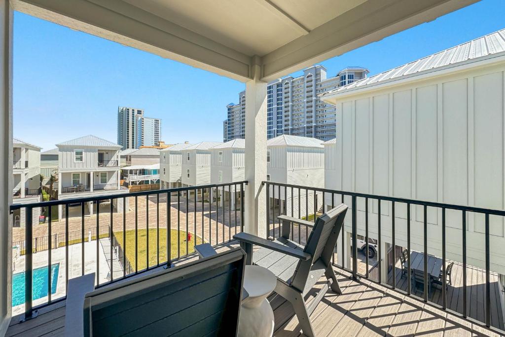 The Hangout House Relaxed 4BR Luxury, 3 King Suites, Walk to Beach, Pet Friendly的阳台或露台