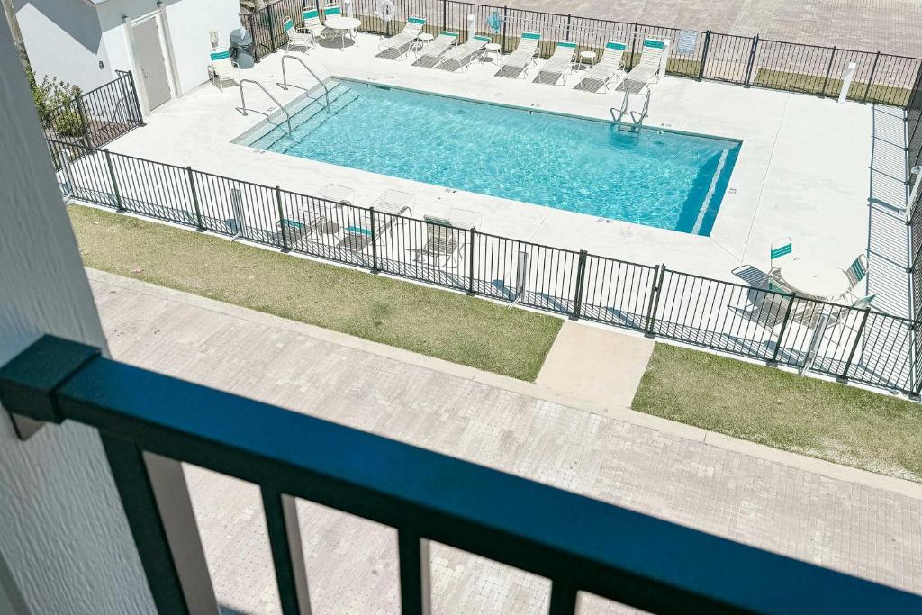 The Hangout House Relaxed 4BR Luxury, 3 King Suites, Walk to Beach, Pet Friendly内部或周边的泳池