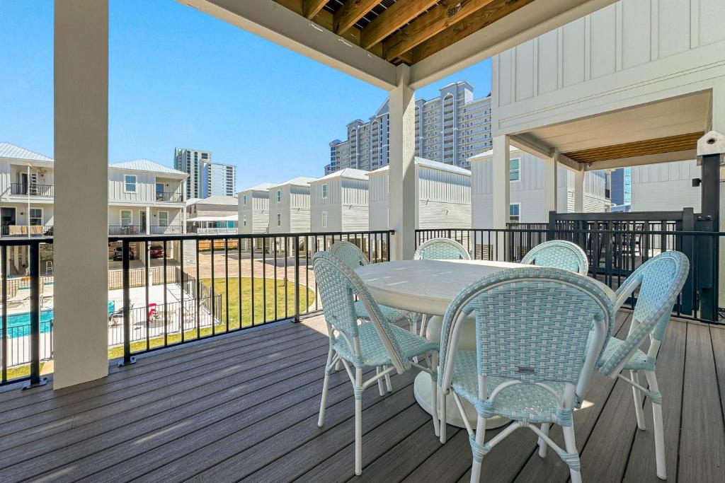 The Hangout House Relaxed 4BR Luxury, 3 King Suites, Walk to Beach, Pet Friendly的阳台或露台