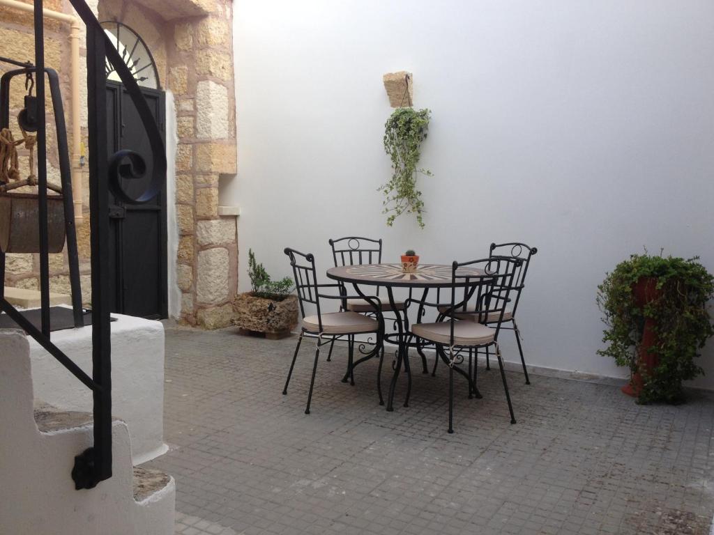 Montesano SalentinoLa Corte Antica的庭院里桌椅,配有桌椅