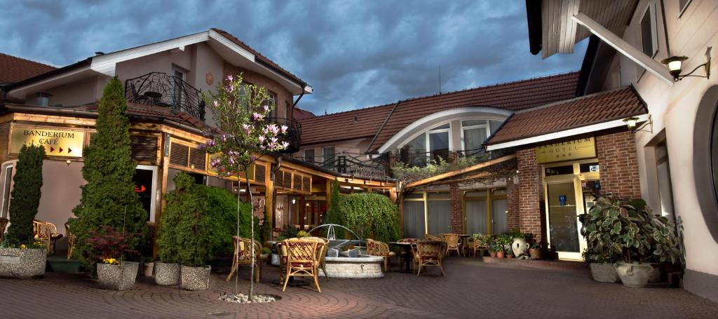 科马尔诺班德里姆酒店的一座带桌椅的庭院的建筑