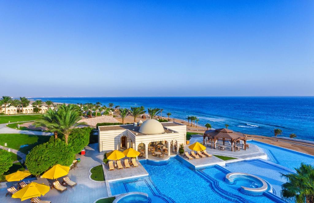赫尔格达The Oberoi Beach Resort, Sahl Hasheesh的享有带游泳池的度假村的空中景致