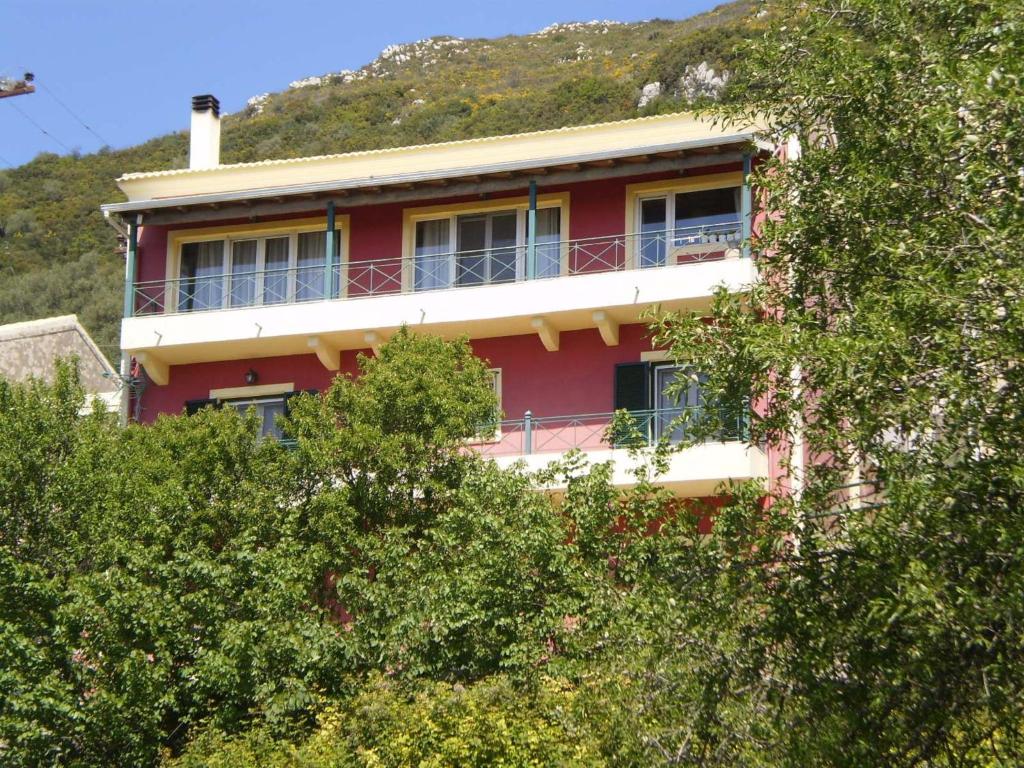 帕莱欧卡斯提撒Villa Marco的前面有树木的红房子