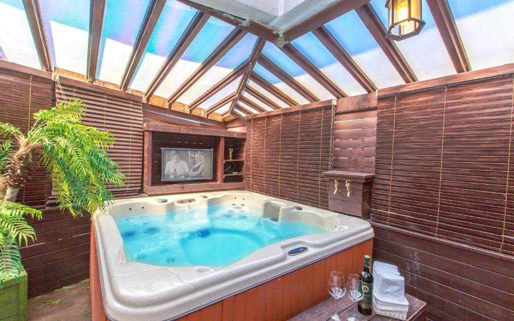 束草市巴索Spa度假屋的屋顶客房内的按摩浴缸