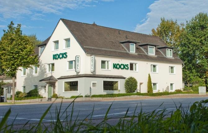 汉堡考克斯伽尼酒店的一座白色的大建筑,上面写着罗丝
