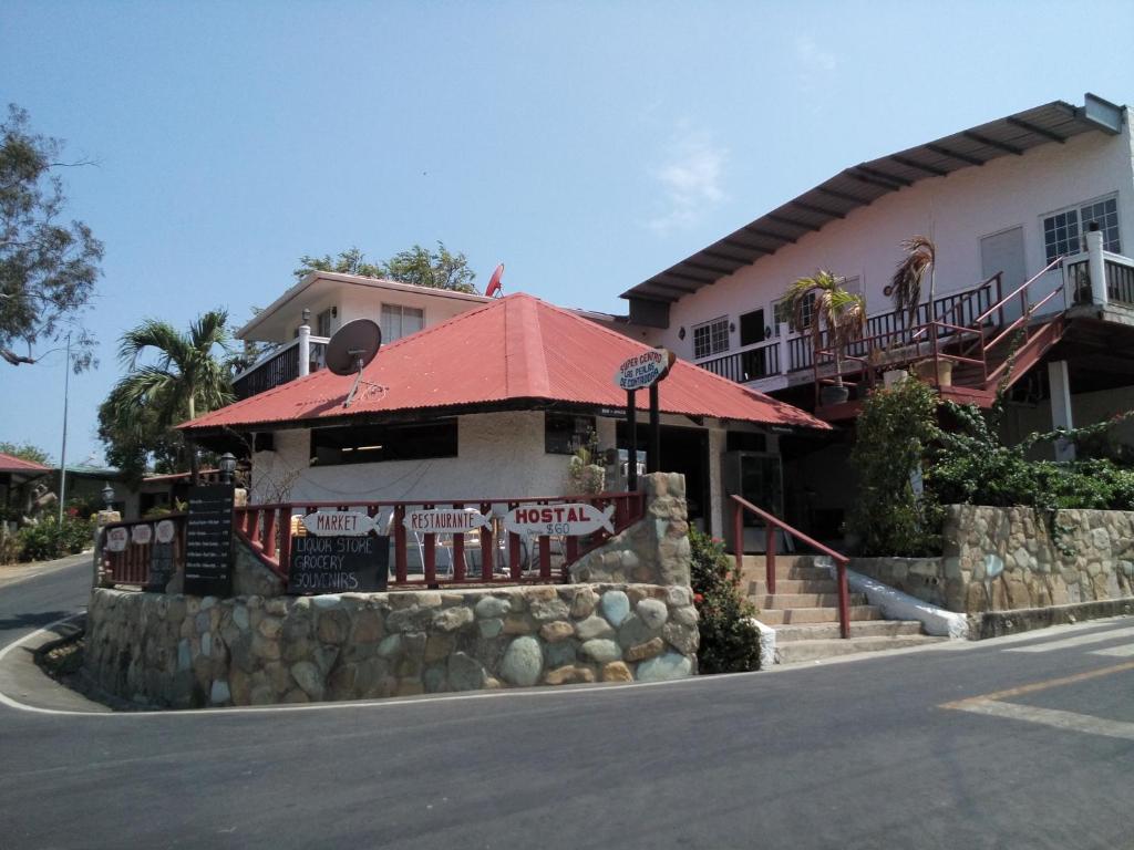 孔塔多拉Hotel Contadora的街道上一座红色屋顶的建筑