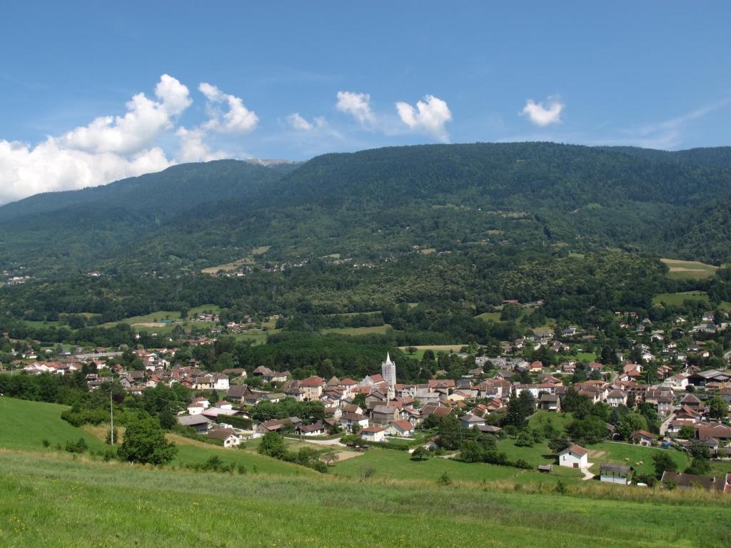 Vaulnaveys-le-HautAu pied des Alpes的享有山区小镇的空中景色