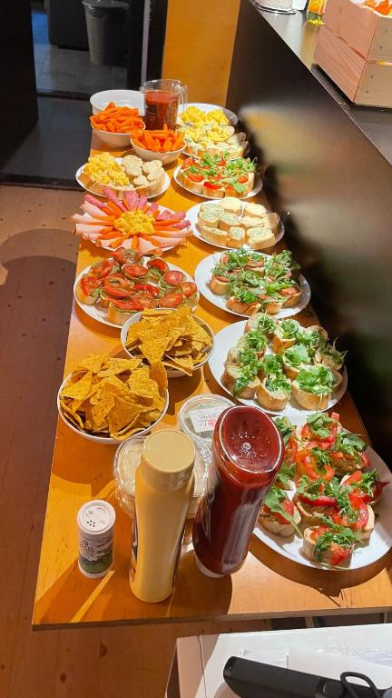 阿姆斯特丹Onefam Amstel的餐桌上有许多食物和饮料
