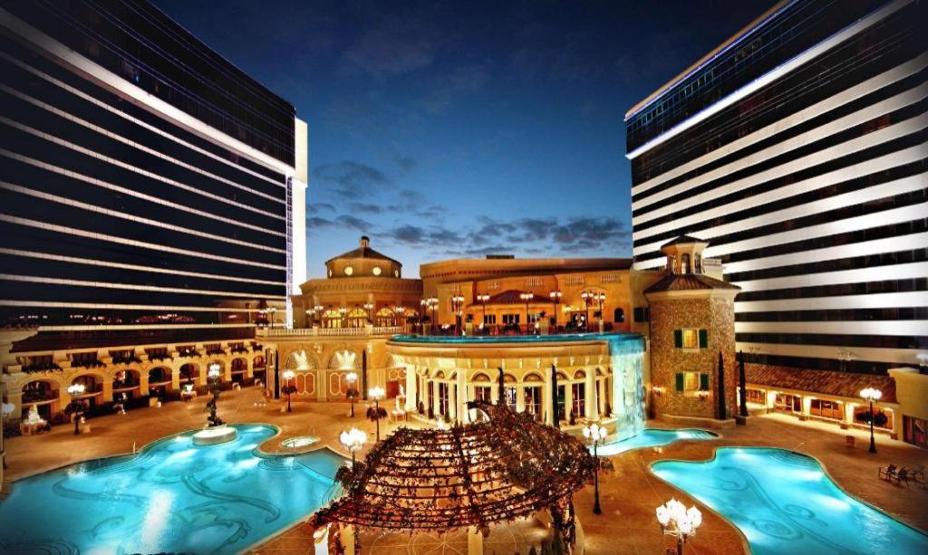 Peppermill Resort Spa Casino内部或周边的泳池