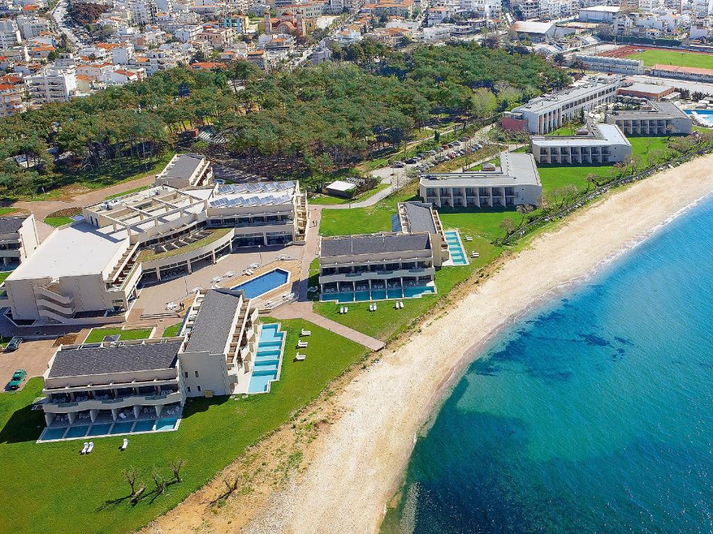 亚历山德鲁波利斯Grecotel Grand Hotel Egnatia的海滩上的度假村的空中景致
