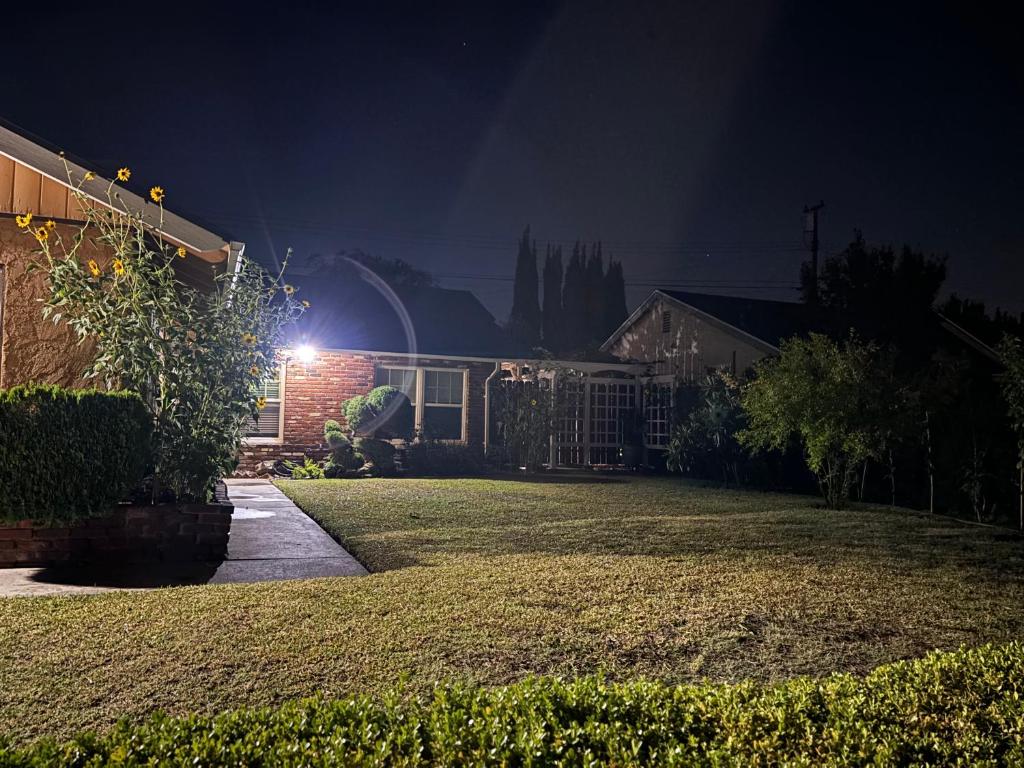 In a quiet neighborhood near the Main Street-Room C外面的花园