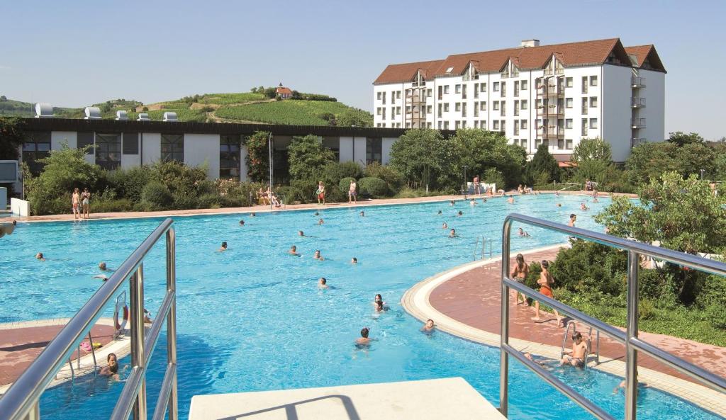 巴特迪克海姆巴特迪克海姆美居酒店的一座大型游泳池,里面有很多人