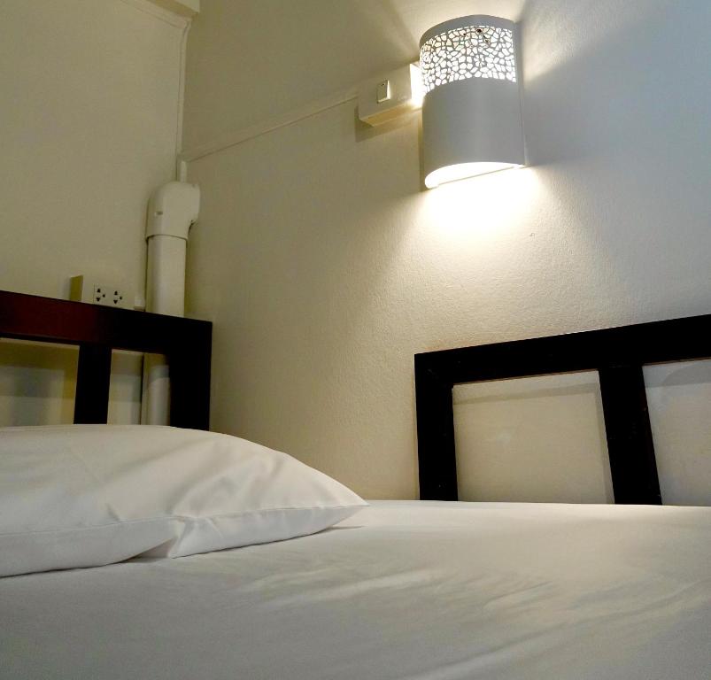 Les Fleurs Bangkok Hostel客房内的一张或多张床位