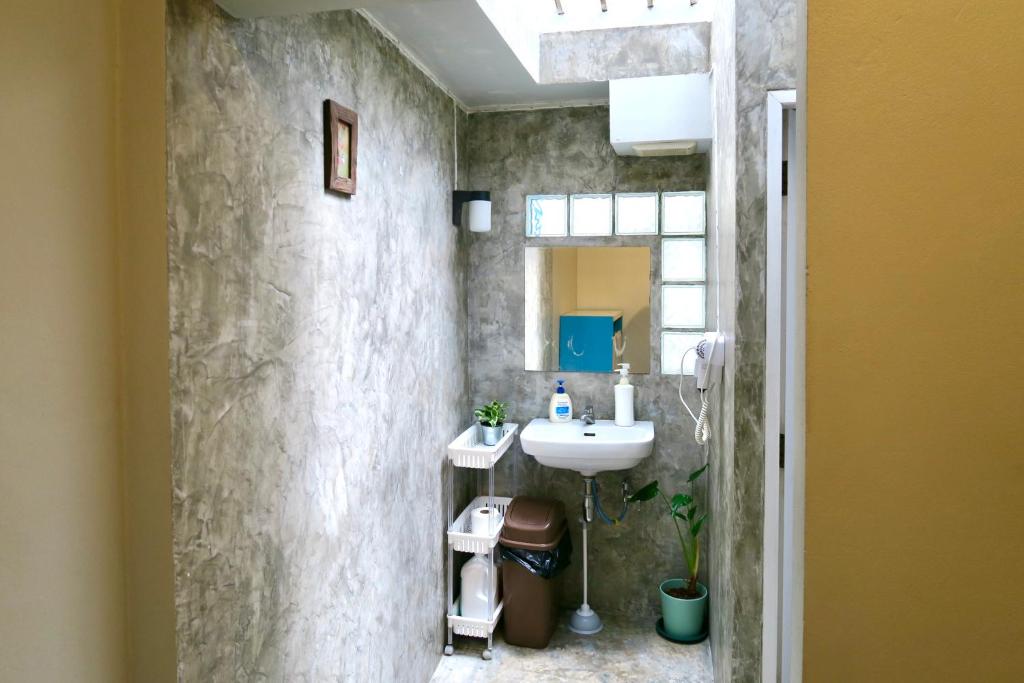 Les Fleurs Bangkok Hostel的一间浴室