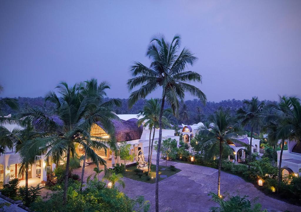 贝格尔喀拉拉邦泰贝卡Spa度假村的棕榈树房屋的空中景致