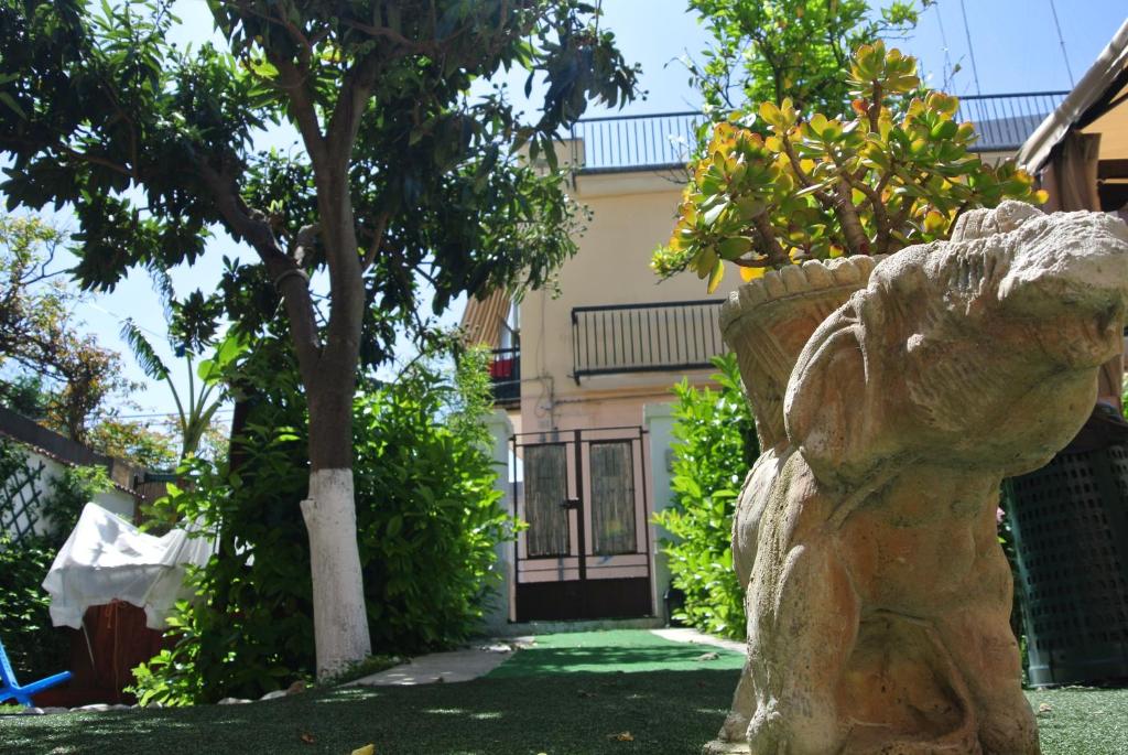 巴里B&B La Villetta Palese的狮子雕像在房子前面