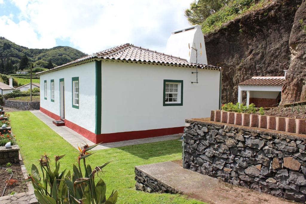 Santo EspíritoCasa da Avó - Turismo Rural的白色的小房子,有石墙