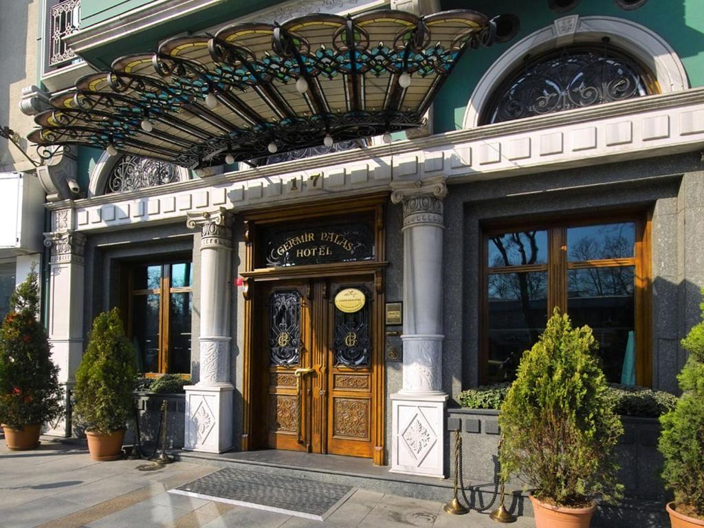 伊斯坦布尔格米尔帕莱酒店 - 特殊类的前方设有大型木门的建筑