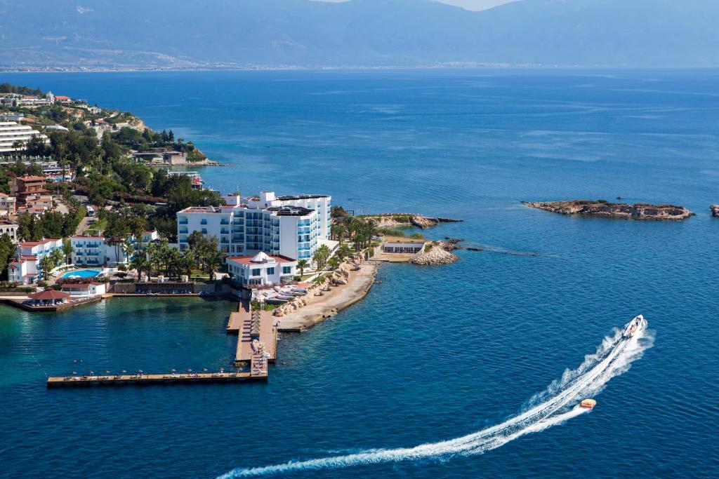 库萨达斯Le Bleu Hotel & Resort Kusadasi的水体中船只的空中景观