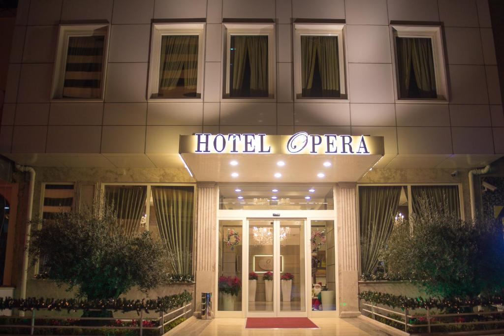 地拉那Hotel Opera的大楼前的酒店开放标志