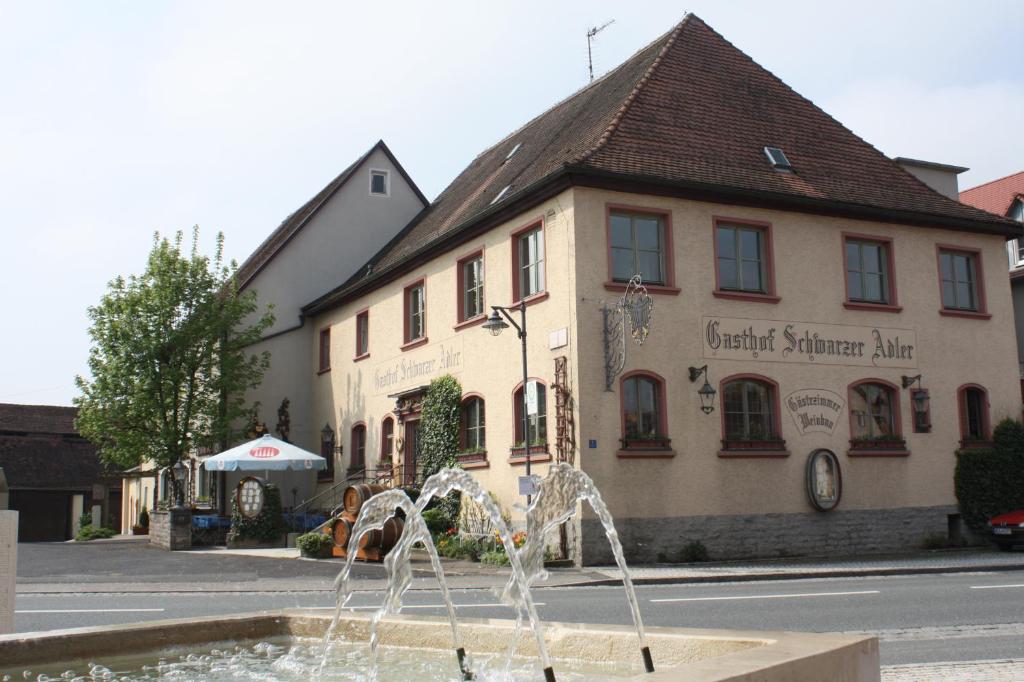 IpsheimSchwarzer Adler - Hotel Garni的建筑物前的喷泉