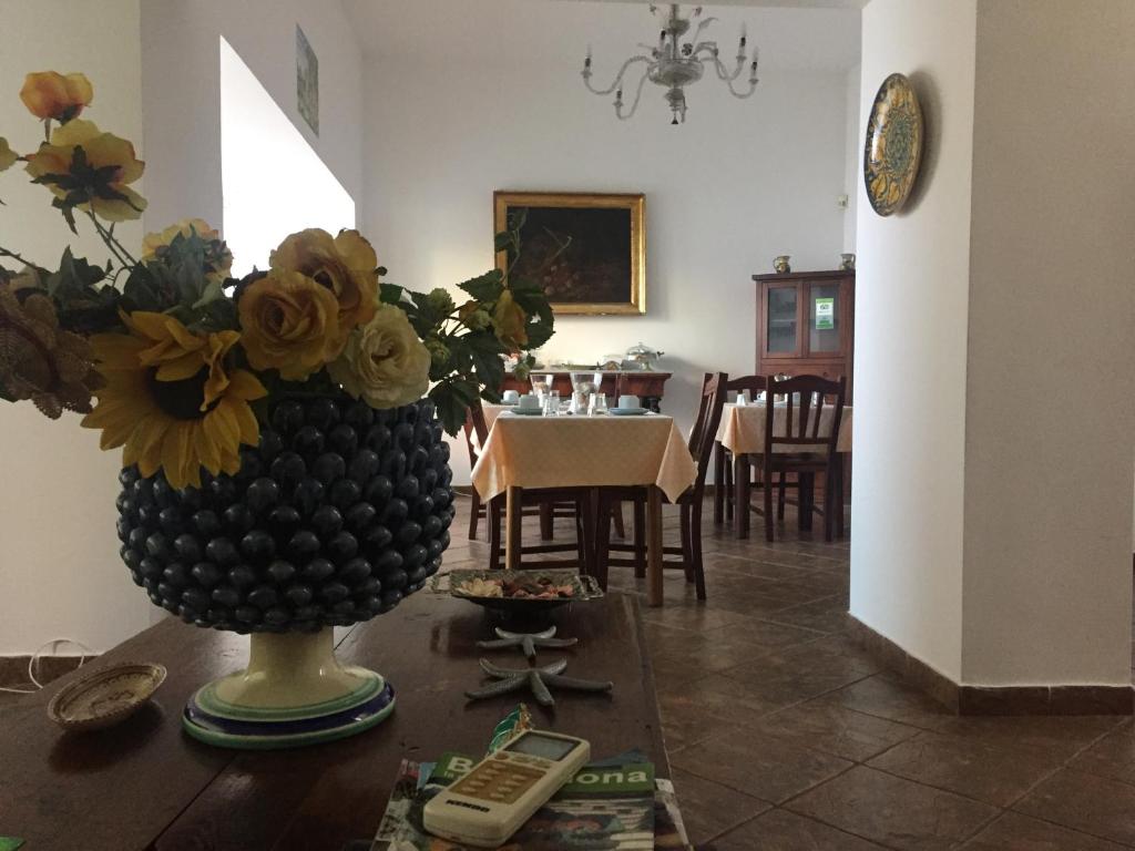 夏卡Sciacca Bed and Breakfast Natoli的客厅,带花瓶的桌子