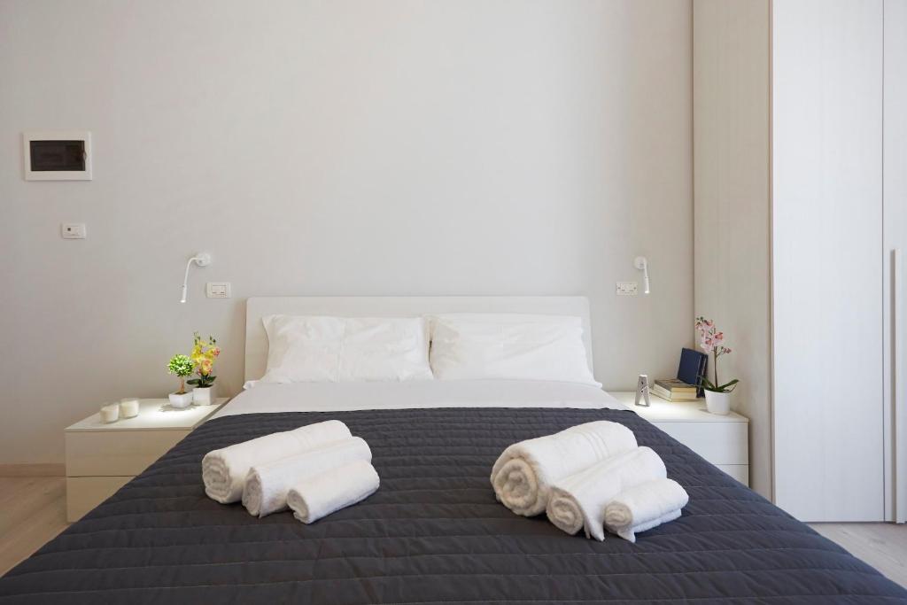 奥西莫阿菲塔卡米尔抗压旅馆的一间卧室配有一张大床和毛巾