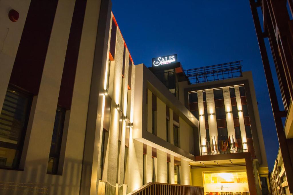 图尔达Salis Hotel & Medical Spa的建筑的侧面有标志