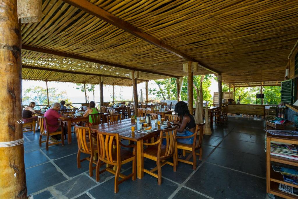 Ponta Figo姆卡布里山林小屋的一间带木桌和椅子的用餐室