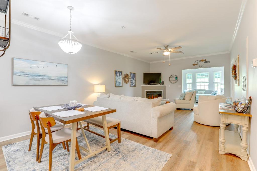 默特尔比奇Less Than 2 Mi to Beach Savannah Shores Resort Condo!的带桌子和沙发的客厅