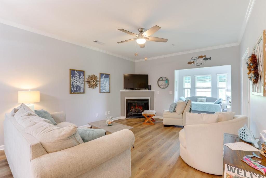 默特尔比奇Less Than 2 Mi to Beach Savannah Shores Resort Condo!的客厅配有白色家具和壁炉