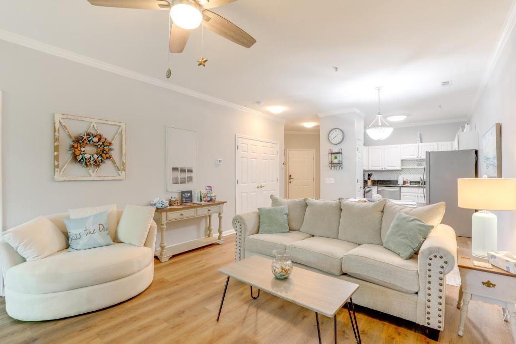 默特尔比奇Less Than 2 Mi to Beach Savannah Shores Resort Condo!的带沙发和桌子的客厅