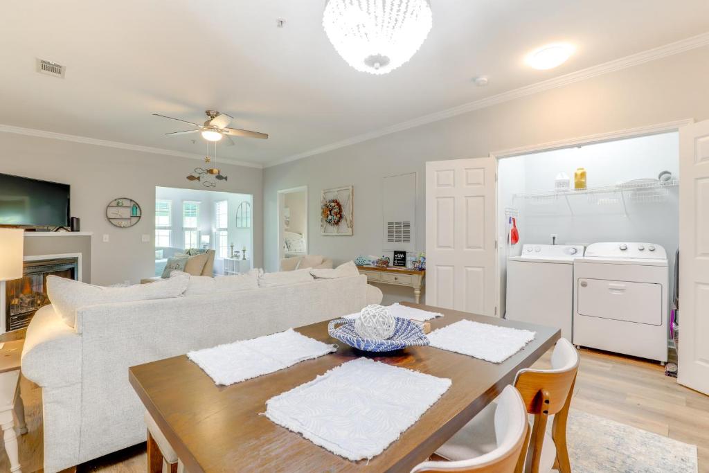 Less Than 2 Mi to Beach Savannah Shores Resort Condo!的厨房或小厨房