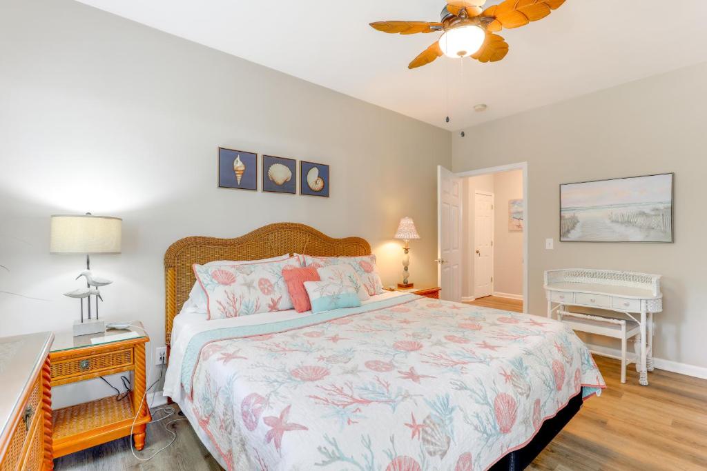 Less Than 2 Mi to Beach Savannah Shores Resort Condo!客房内的一张或多张床位