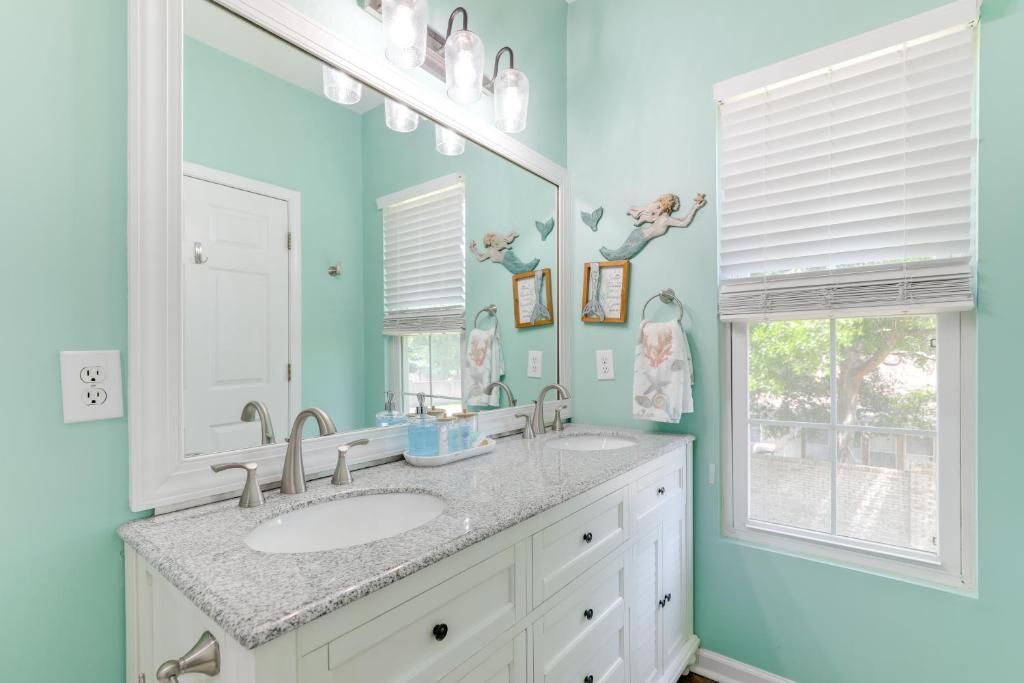 Less Than 2 Mi to Beach Savannah Shores Resort Condo!的一间浴室