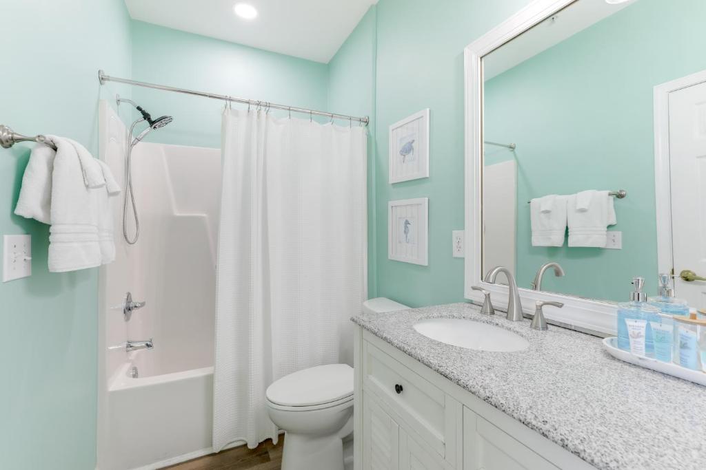 Less Than 2 Mi to Beach Savannah Shores Resort Condo!的一间浴室