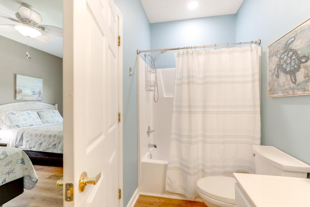 Less Than 2 Mi to Beach Savannah Shores Resort Condo!的一间浴室