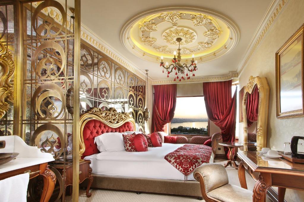 伊斯坦布尔加拉塔达鲁苏丹酒店的一间卧室配有一张床和一个吊灯