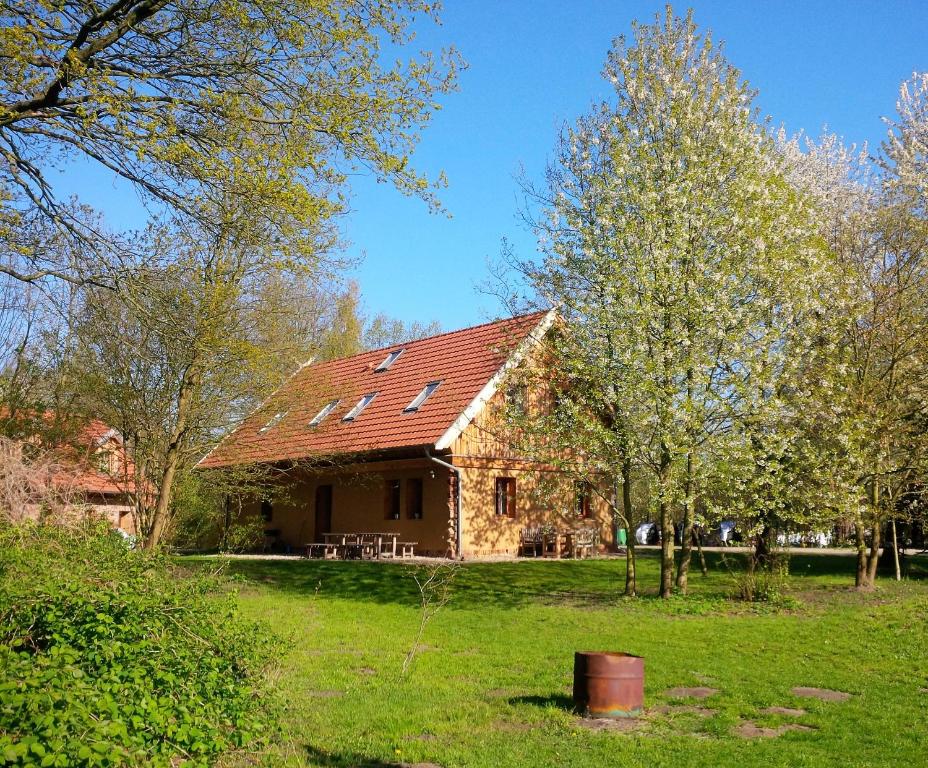 布尔格Ferienhof Idyll am kleinen Fließ的绿色田野上一座红色屋顶的房子