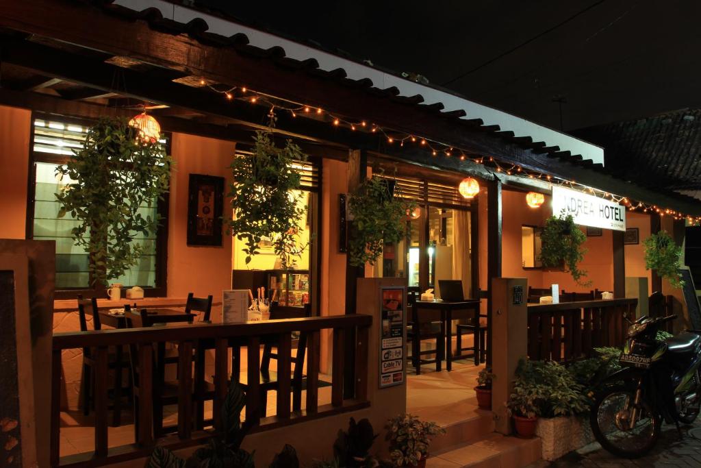 日惹安德烈住宿加早餐旅馆的晚上在庭院里设有桌椅的餐厅